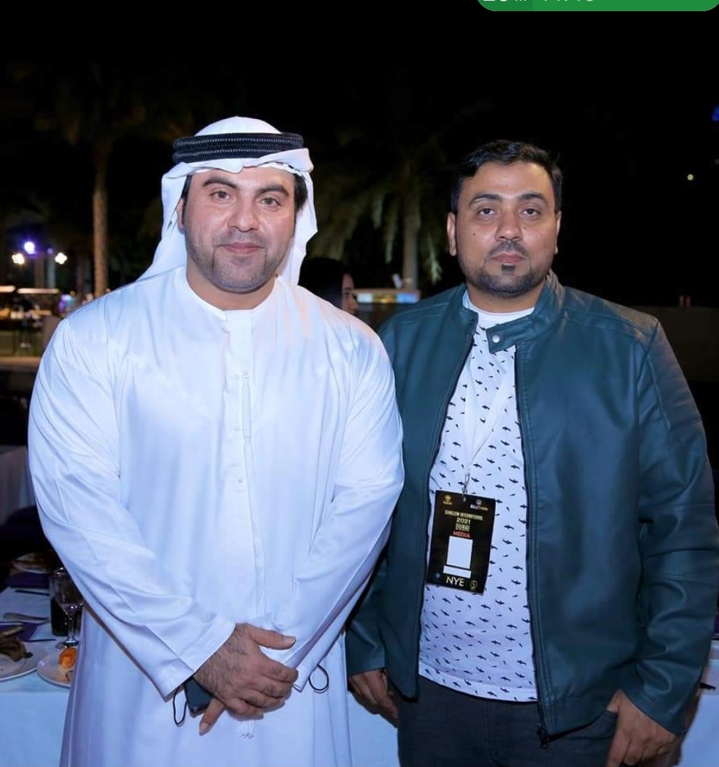 Gulf Jobs Hunts representative meeting a UAE professional at a Dubai event